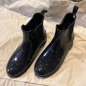 Hunter Rain Boots in blue with constellation print.